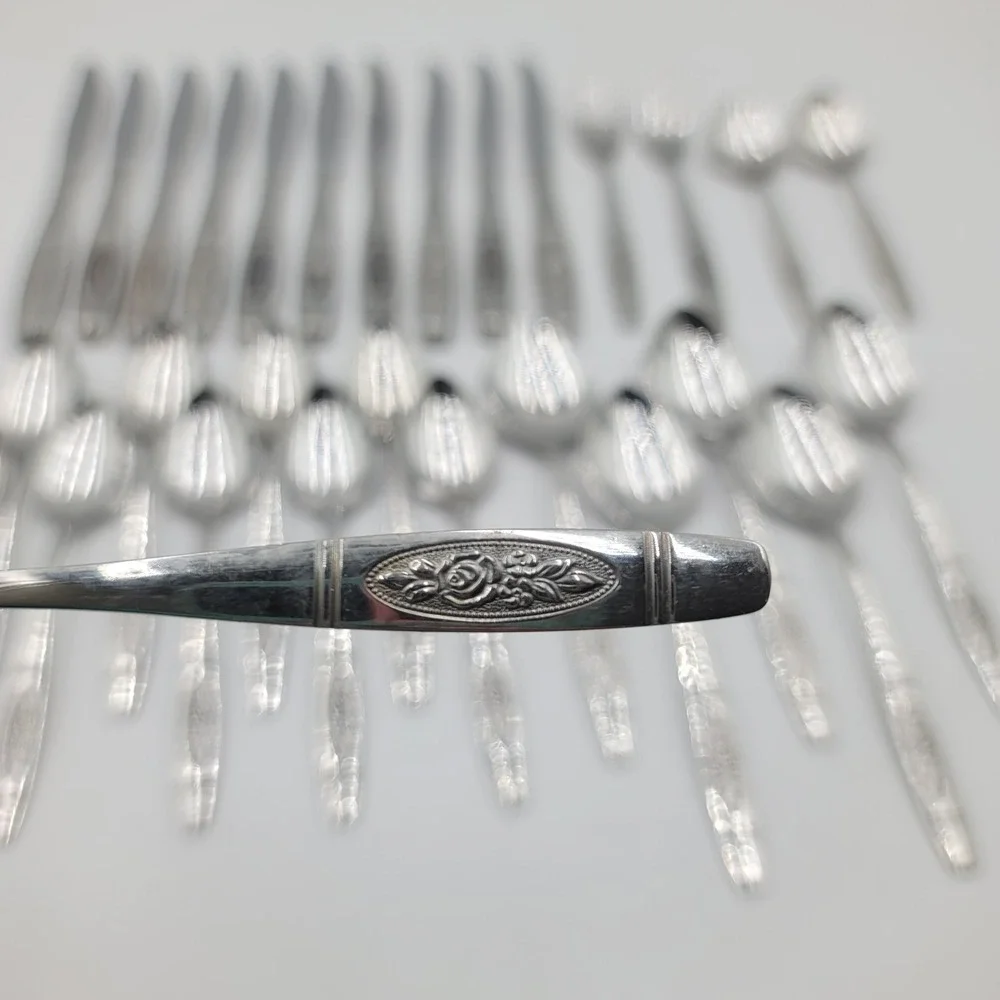31pc VTG Oneida Rose Pendant Stainless Flatware Set Knives Forks Spoons Floral
